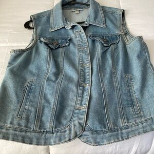 Denim Woman’s Vest with ruffled pockets.